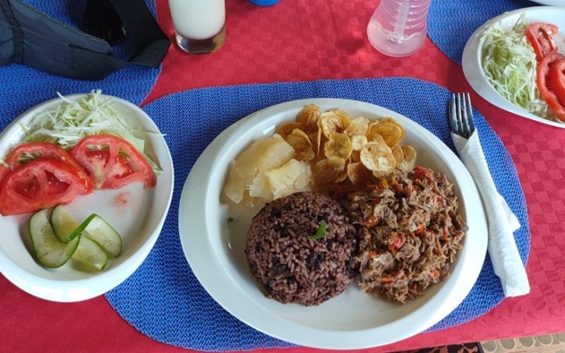 backpacken-in-cuba-met-kind